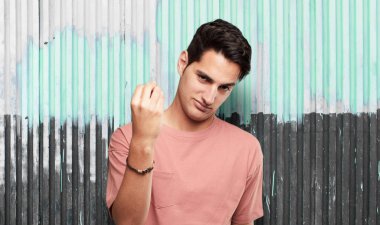 adam karıştırmaktan İtalyan işareti ile