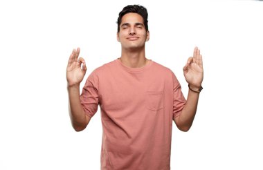 Genç yakışıklı latin adam zen dua kavramı