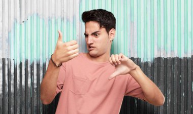 Genç yakışıklı latin adam ifade karıştı