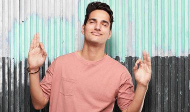 Genç yakışıklı latin adam zen dua kavramı