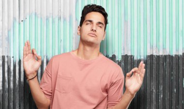 Genç yakışıklı latin adam zen dua kavramı