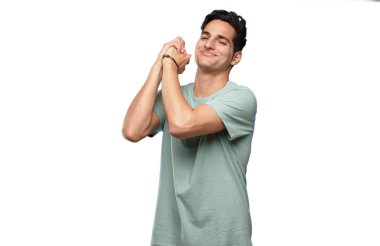 Genç yakışıklı latin adam triumth işareti kavramı