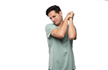 Genç yakışıklı latin adam triumth işareti kavramı