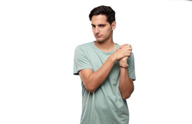 Genç yakışıklı latin adam triumth işareti kavramı