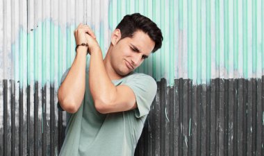 Genç yakışıklı latin adam triumth işareti kavramı