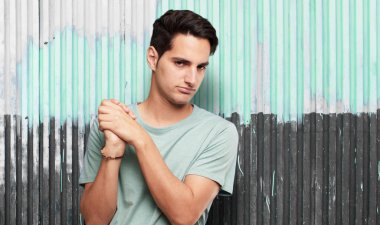 Genç yakışıklı latin adam triumth işareti kavramı