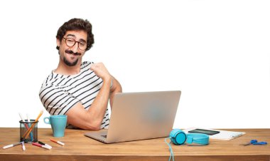 Genç sakallı adam grafik tasarımcı. Güçlü işareti.