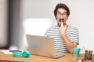 Genç sakallı adam grafik tasarımcı. İntihar işareti.