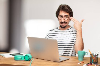 Genç sakallı adam grafik tasarımcı. İntihar işareti.