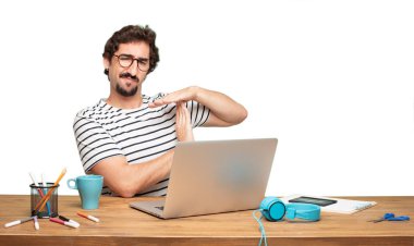 Genç sakallı adam grafik tasarımcı. Zaman aşımı kavramı.