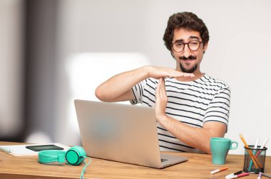 Genç sakallı adam grafik tasarımcı. Zaman aşımı kavramı.