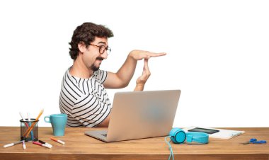 Genç sakallı adam grafik tasarımcı. Zaman aşımı kavramı.