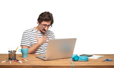 Genç sakallı adam grafik tasarımcı. Kusmuk işareti.