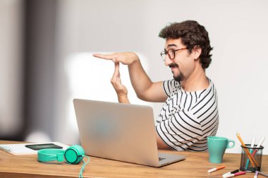 Genç sakallı adam grafik tasarımcı. Zaman aşımı kavramı.