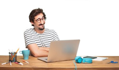 Genç sakallı adam grafik tasarımcı. Wink göz kavramı.