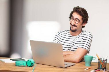 Genç sakallı adam grafik tasarımcı. Wink göz kavramı.