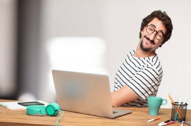 Genç sakallı adam grafik tasarımcı. Wink göz kavramı.