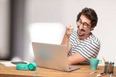 Genç sakallı adam grafik tasarımcı. Wink göz kavramı.