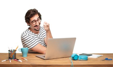 Genç sakallı adam grafik tasarımcı. Wink göz kavramı.