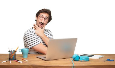 Genç sakallı adam grafik tasarımcı. Hayret ya da şok ifade.