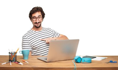 Genç sakallı adam grafik tasarımcı. İşaret ve jest gösterilen.