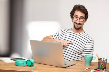 Genç sakallı adam grafik tasarımcı. İşaret ve jest gösterilen.