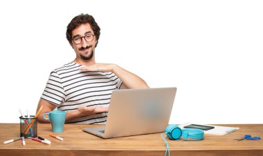 Genç sakallı adam grafik tasarımcı. İşaret ve jest gösterilen.