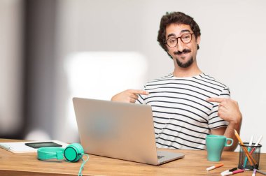 Genç sakallı adam grafik tasarımcı. İşaret ve jest gösterilen.