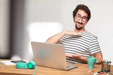 Genç sakallı adam grafik tasarımcı. İşaret ve jest gösterilen.