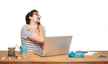 Genç sakallı adam grafik tasarımcı. Memnuniyeti ifade.