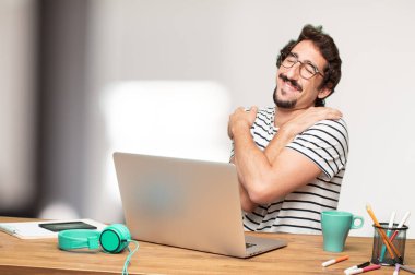 Genç sakallı adam grafik tasarımcı. Memnuniyeti ifade.