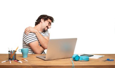 Genç sakallı adam grafik tasarımcı. Memnuniyeti ifade.