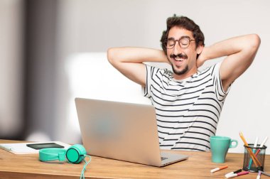 Genç sakallı adam grafik tasarımcı. Memnuniyeti ifade.