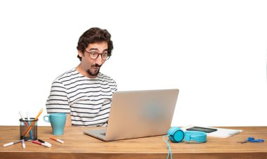 Genç sakallı adam grafik tasarımcı. Hayret ya da şok ifade.