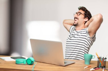 Genç sakallı adam grafik tasarımcı. Memnuniyeti ifade.