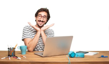 Genç sakallı adam grafik tasarımcı