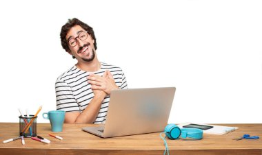 Genç sakallı adam grafik tasarımcı. Aşk kavramı.