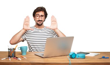 Genç sakallı adam grafik tasarımcı