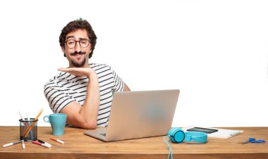 Genç sakallı adam grafik tasarımcı