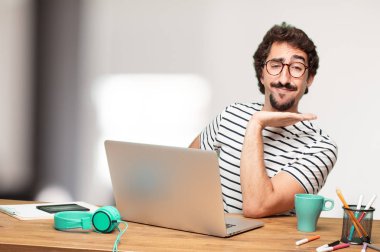 Genç sakallı adam grafik tasarımcı