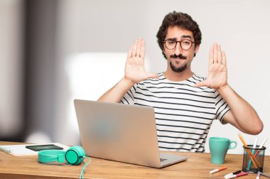 Genç sakallı adam grafik tasarımcı