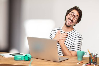 Genç sakallı adam grafik tasarımcı. Aşk kavramı.