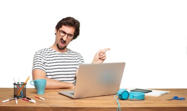 Genç sakallı adam grafik tasarımcı. Ret işareti.