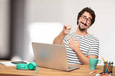 Genç sakallı adam grafik tasarımcı. Aşk kavramı.