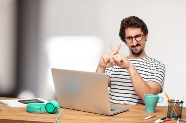 Genç sakallı adam grafik tasarımcı. Ret işareti.