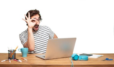 Genç sakallı adam grafik tasarımcı. Kapı dürbünü işareti.