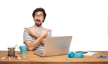 Genç sakallı adam grafik tasarımcı. Şaşkın ifade. 