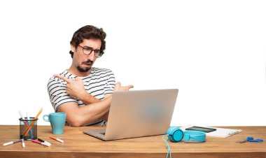 Genç sakallı adam grafik tasarımcı. Şaşkın ifade. 