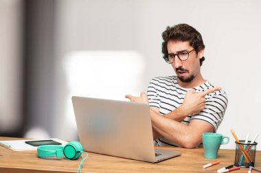 Genç sakallı adam grafik tasarımcı. Şaşkın ifade. 