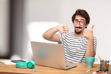 Genç sakallı adam grafik tasarımcı. Şaşkın ifade. 